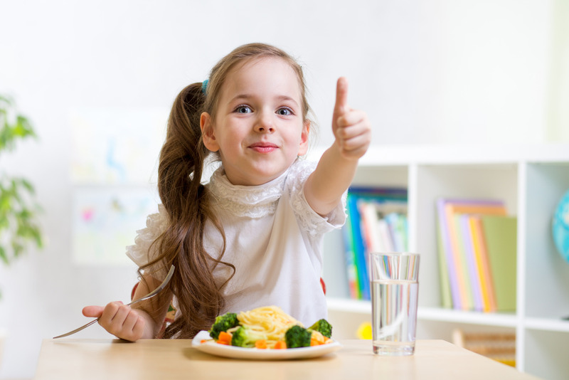 child eating healthy